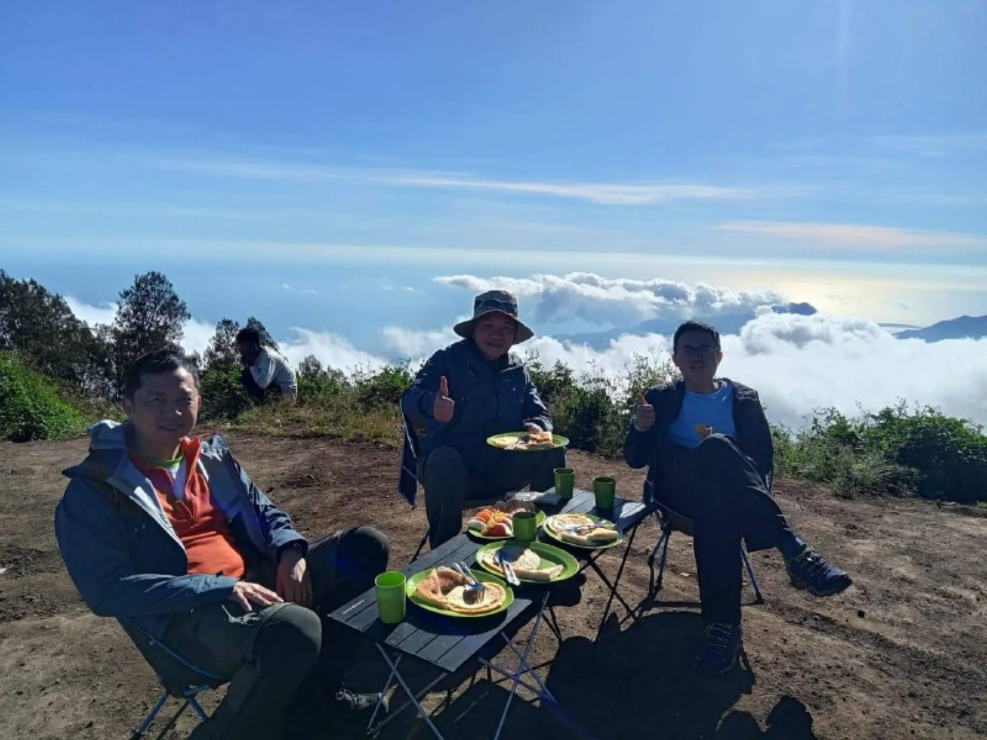 Lunch above the sky Rinjani